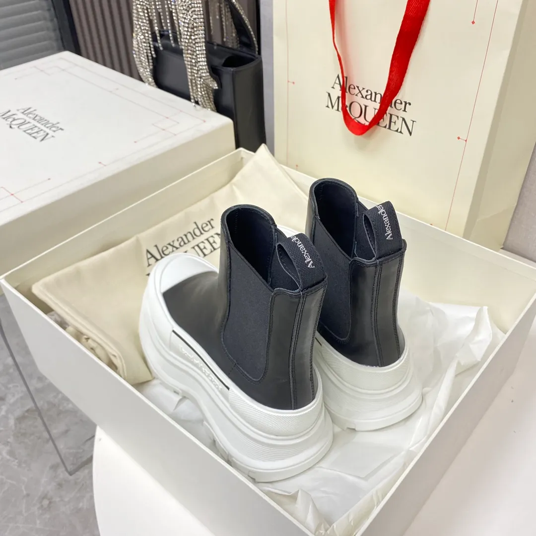 👟👟Ex-factory price 560👟👟 Women's shoe factory Alexander Mcqueen/McQueen 22 autumn and winter series Martin boots short boots, original development and the highest version. The style is simple and elegant. Another long-leg artifact. The height of the boot is just right. Highly recommended for small girls. Imported cowhide for the upper and imported sheepskin for the lining. T👟👟Ex-factory price U combination outsole Size: Women 35-40,